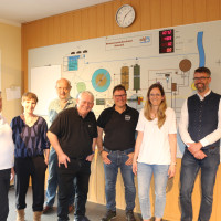 Mitglieder des Kommunalpolitischen Arbeitskreises der SPD Grassau mit dem Leiter des Klärwerks Rudi Helminger und Bürgermeister Stefan Kattari vor der Schalttafel Von links : Richard Schreiner, Kathi Schmuck, Olaf Gruß, Franz Heuberger, Rudi Helminger