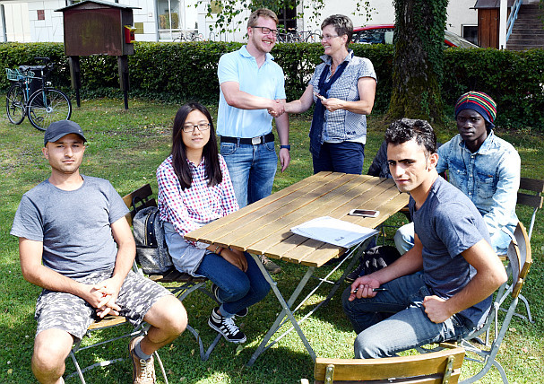 2015-07-27_julian denk überreicht spende an frau anner